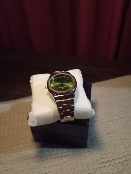 Elegant green dial with the sliver chain