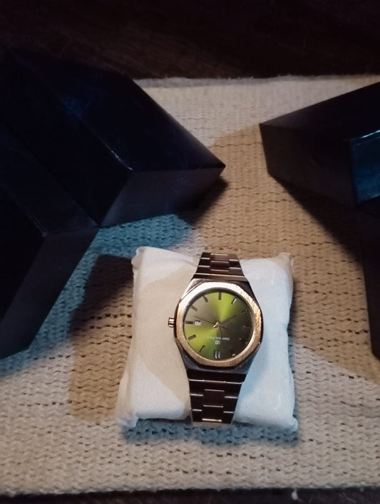 Elegant green dial with the sliver chain